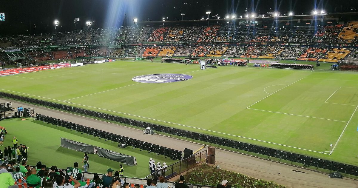 El estadio Atanasio Girardot de Medellín con la hinchada de Atlético Nacional en las tribunas