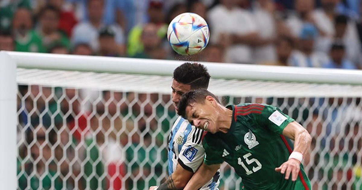 Enzo Fernández disputa la pelota en un partido de la selección argentina