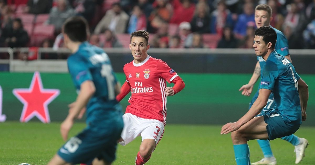 Alejandro Grimaldo disputa un balón en un partido de Champions League con Benfica