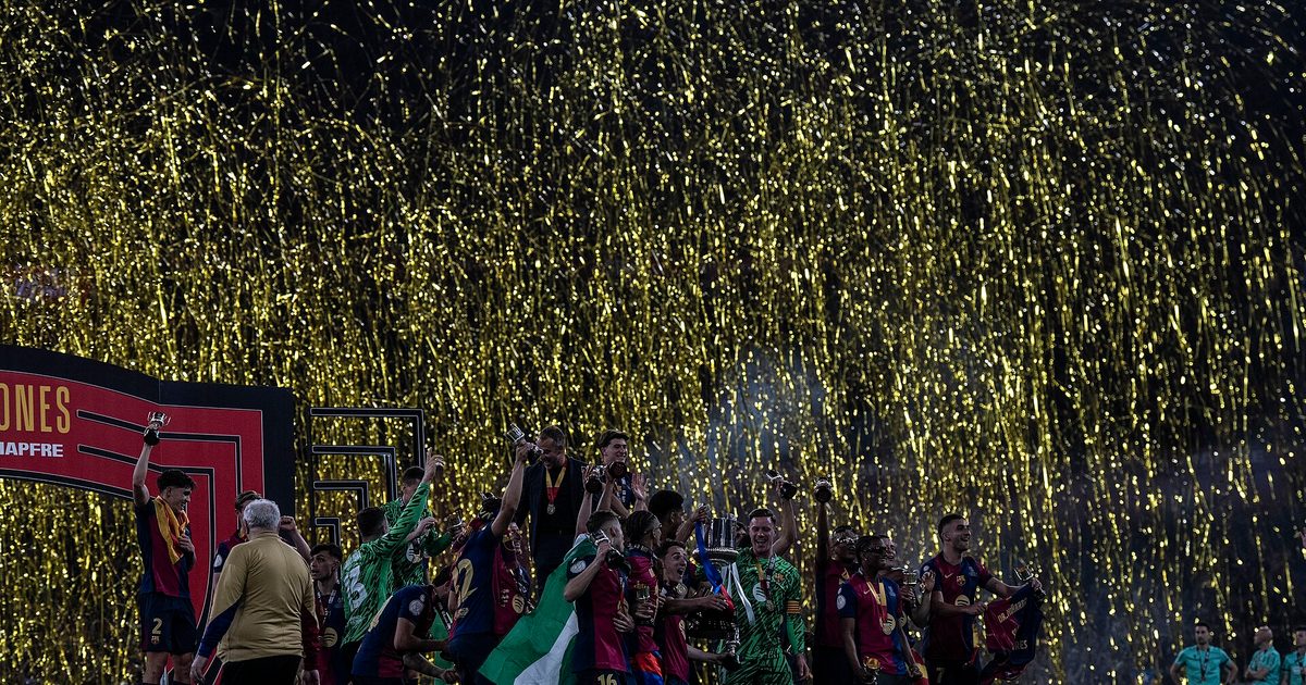 Los jugadores del FC Barcelona celebran con el trofeo de la Copa del Rey 2025