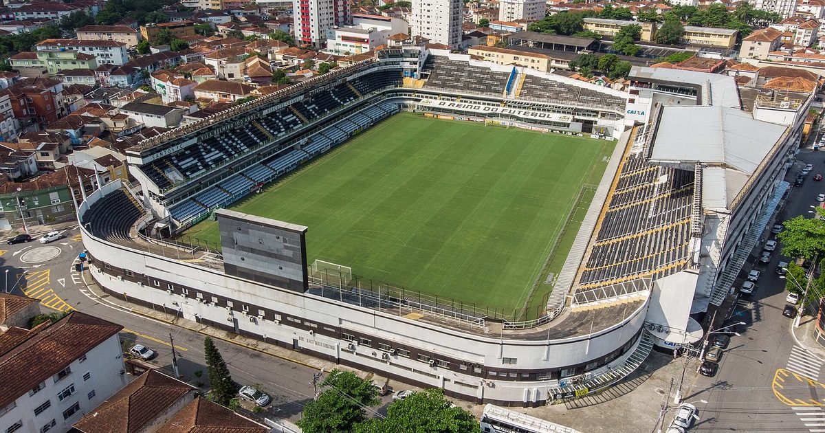 Vista aérea del estadio Vila Belmiro, casa del Santos, rodeado por el barrio