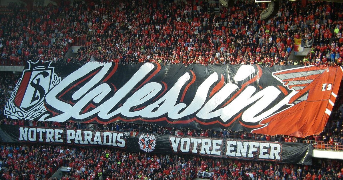 Tifo de la hinchada del Standard de Lieja en el estadio de Sclessin