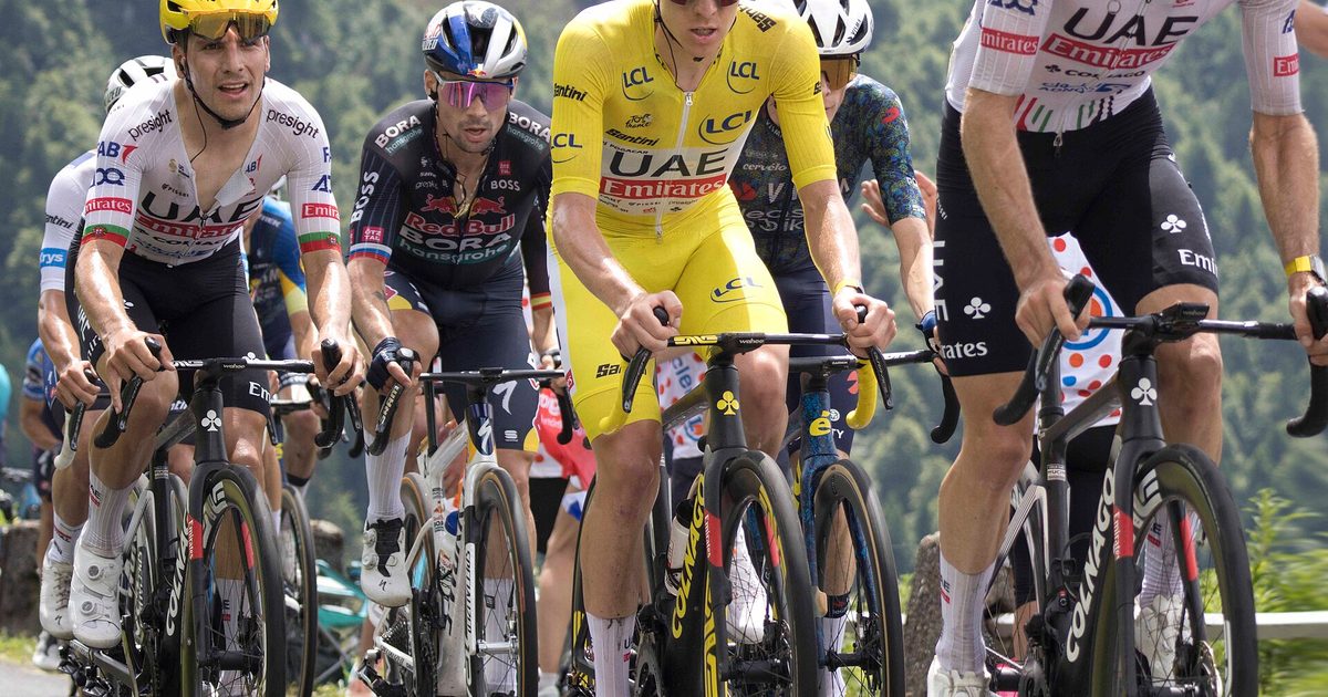 Tadej Pogačar con el maillot amarillo rodeado de sus compañeros del UAE en plena etapa del Tour de Francia